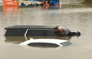 Houston Pastor Checks Submerged Cars to Ensure No One is Trapped Houston Pastor Checks Submerged Cars to Ensure No One is Trapped