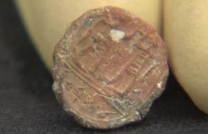 Archaeologists Find 2,700-year-old ‘Governor of Jerusalem’ Seal Archaeologists Find 2,700-year-old Governor of Jerusalem Seal